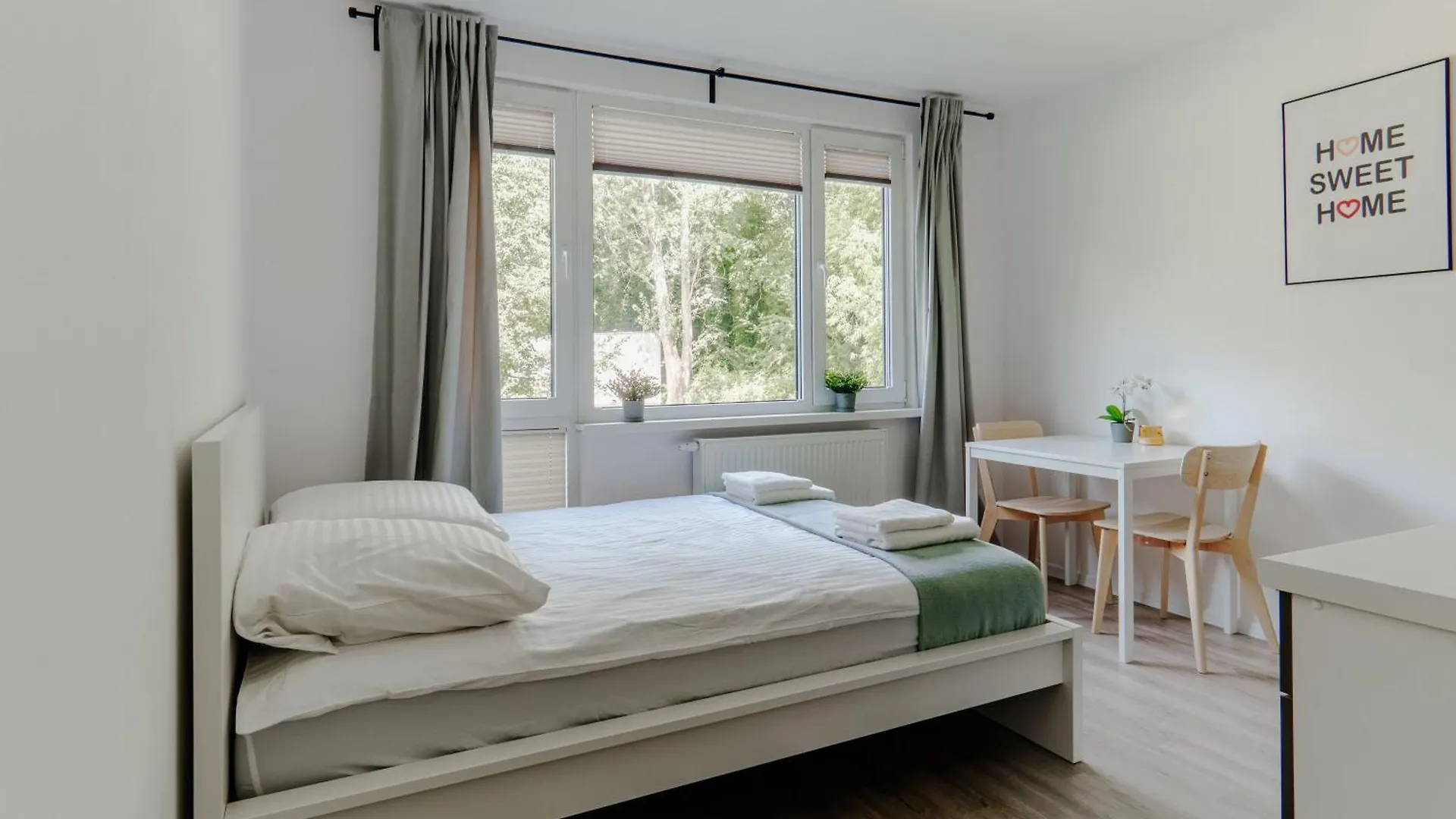 The Park Suites Warszawa 0*,  Polska